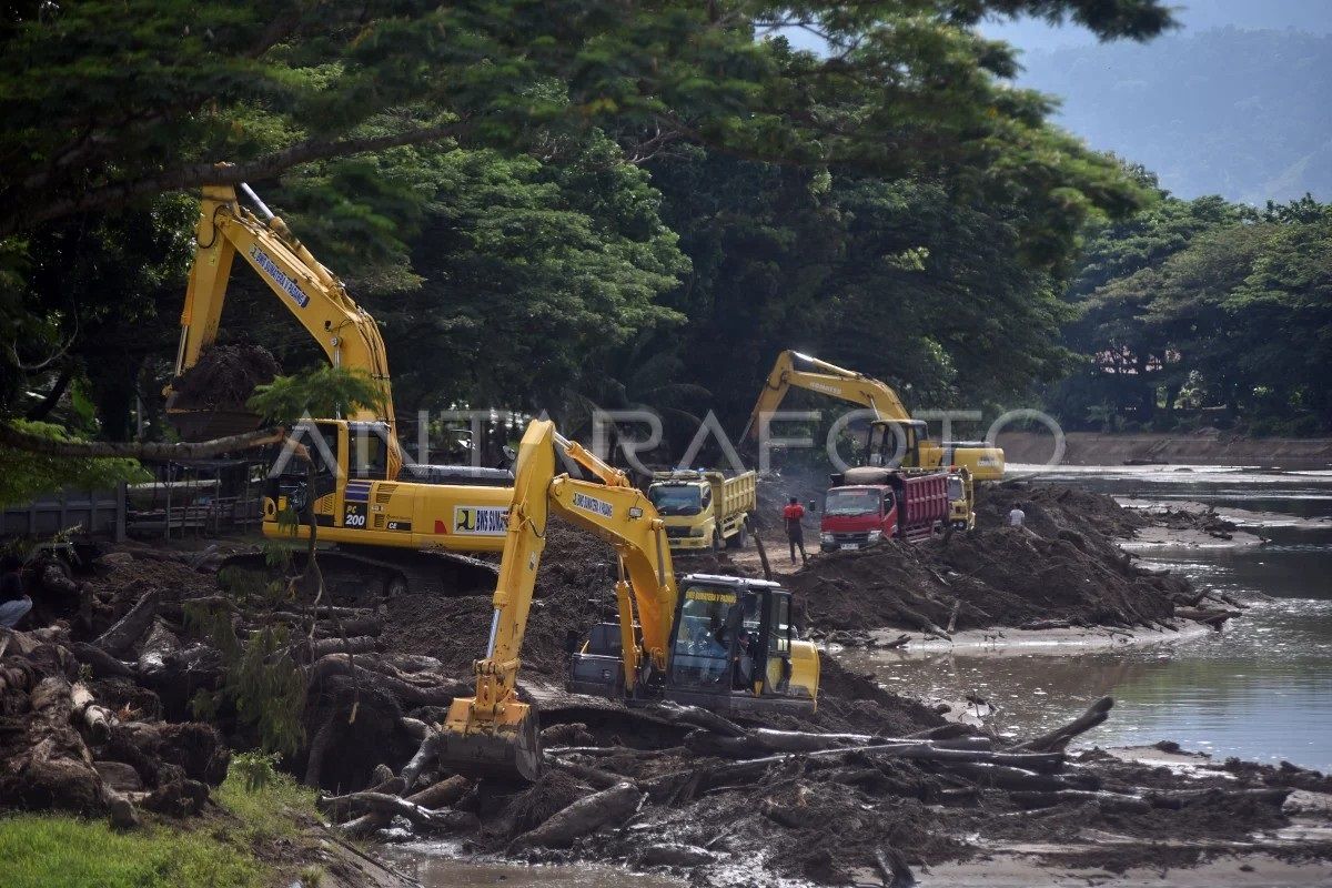 Pembersihan material banjir bandang di Batang Air Dingin