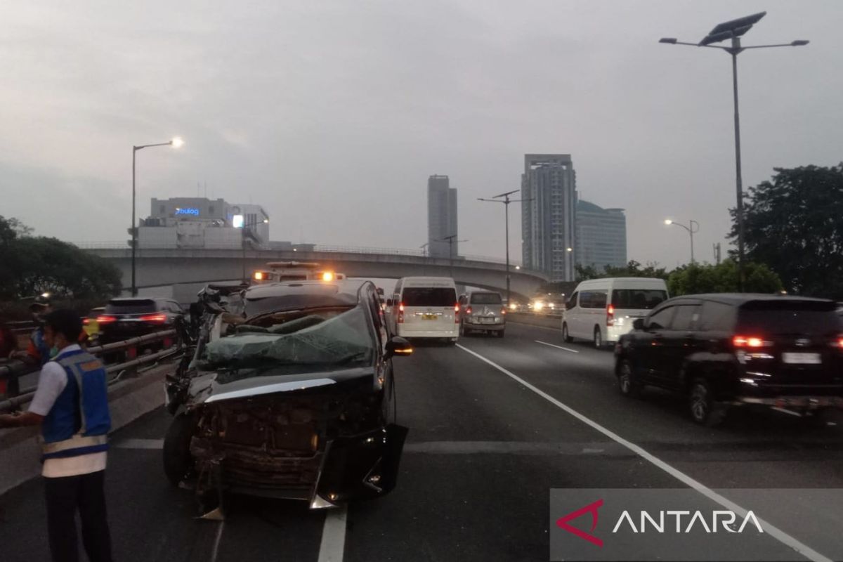 Terhalang asap, mobil MPV hantam bodi belakang truk di Tol Kuningan