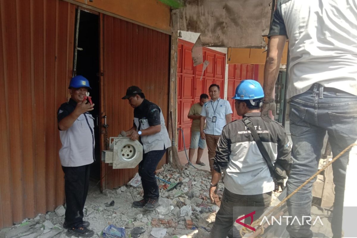 Polisi kawal PLN tertibkan aliran listrik ilegal di Kabupaten Bekasi