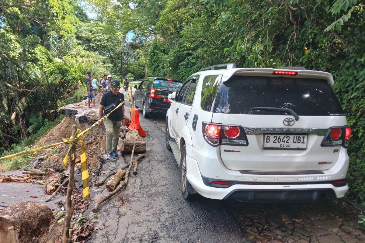 Jalan Kelok 44 Agam kembali longsor dampak hujan