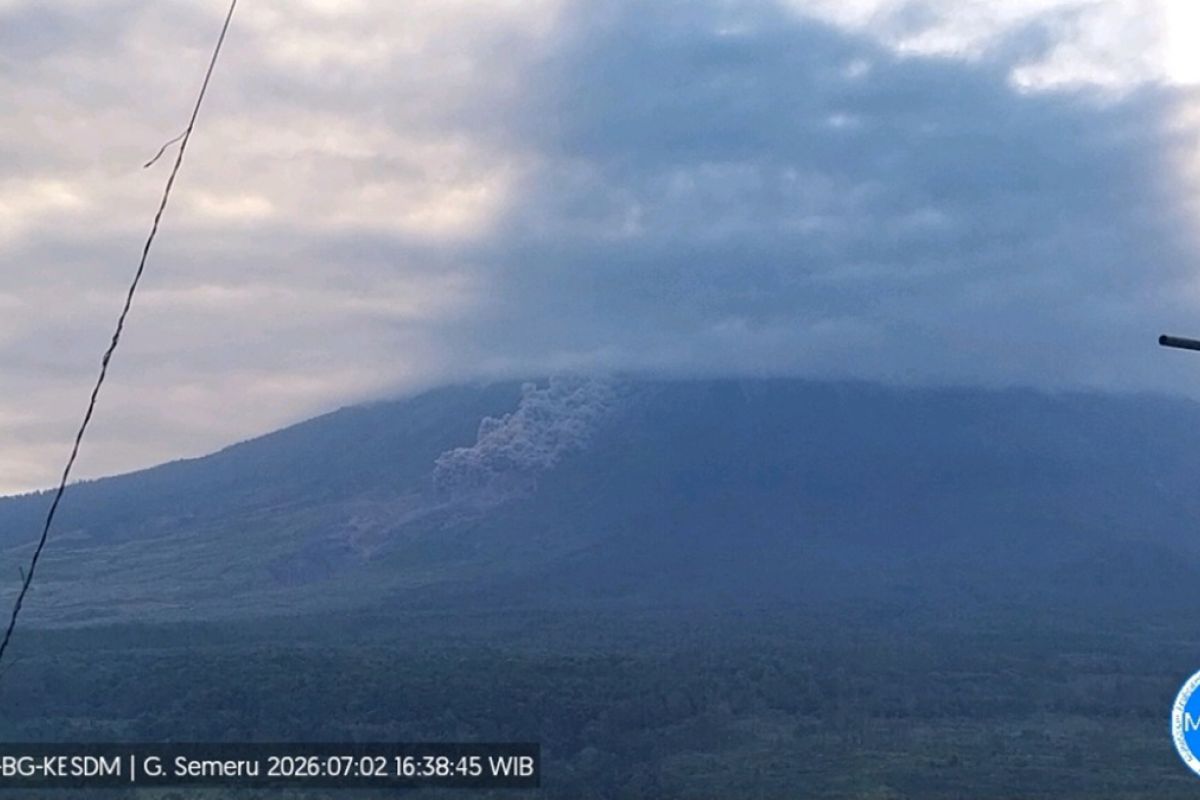 Gunung Semeru erupsi disertai luncuran awan panas sejauh 4 km