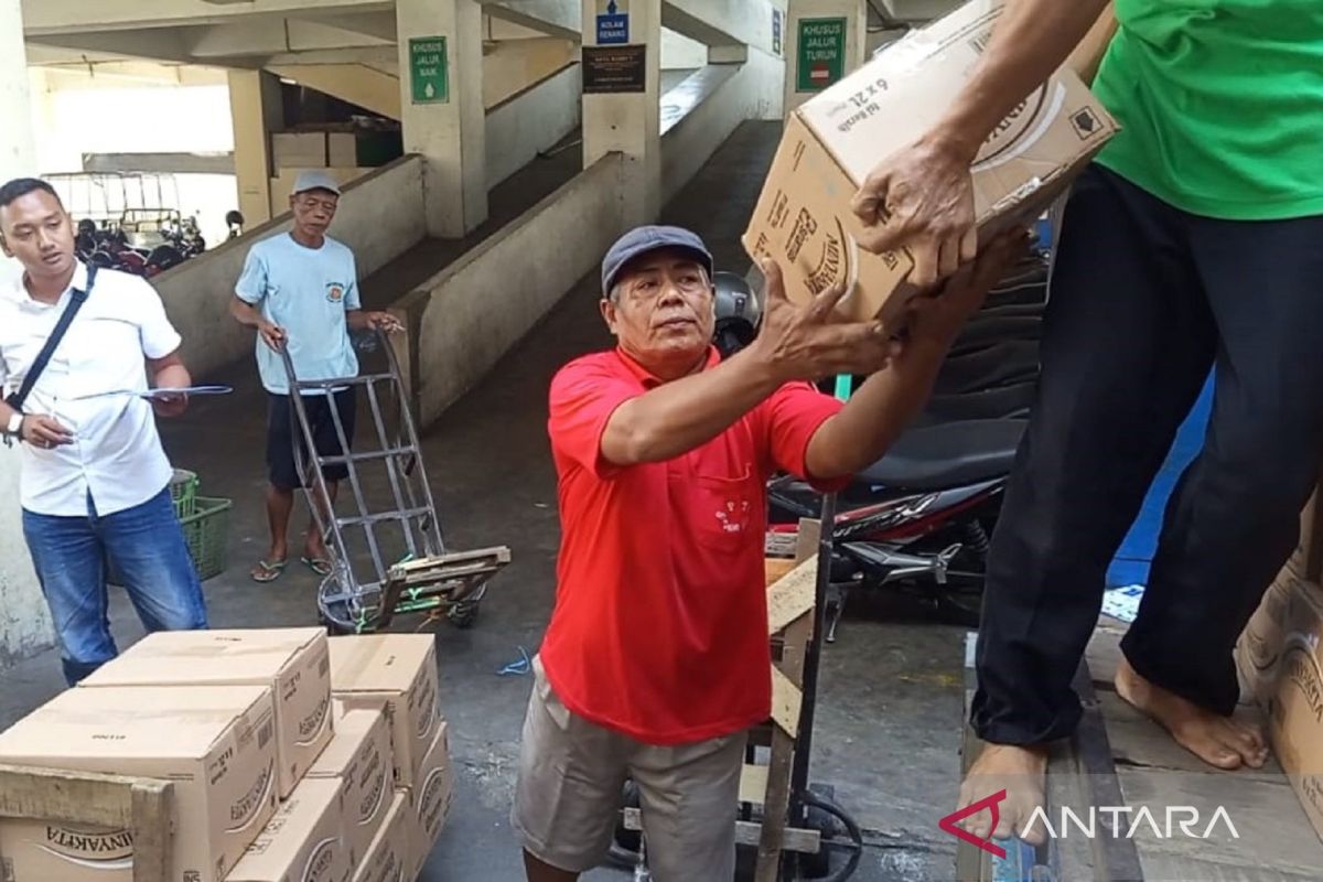 Bulog Mediun 每週在 Pasar Besar 分發 9,000 公升 Minyakita