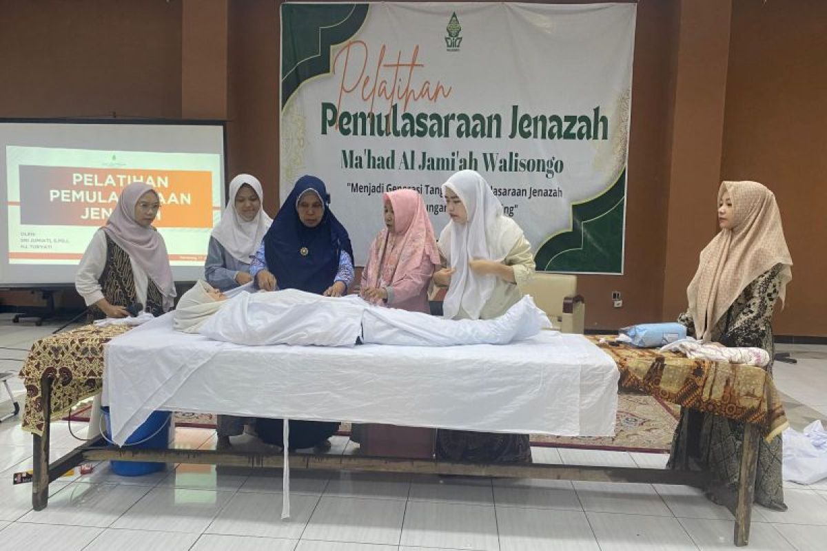 Belajar pemulasaraan jenazah bagi calon penggerak sosial