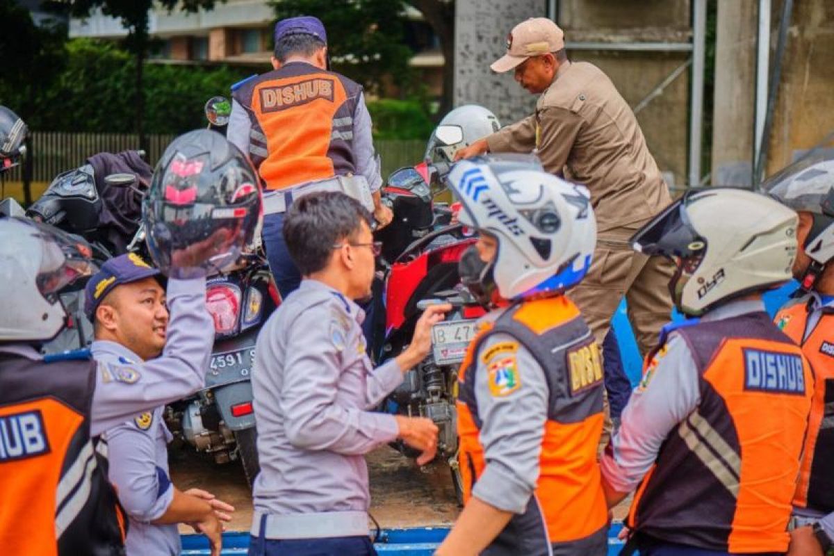 Sudinhub Jaksel tindak parkir liar yang manfaatkan fasum di Setiabudi