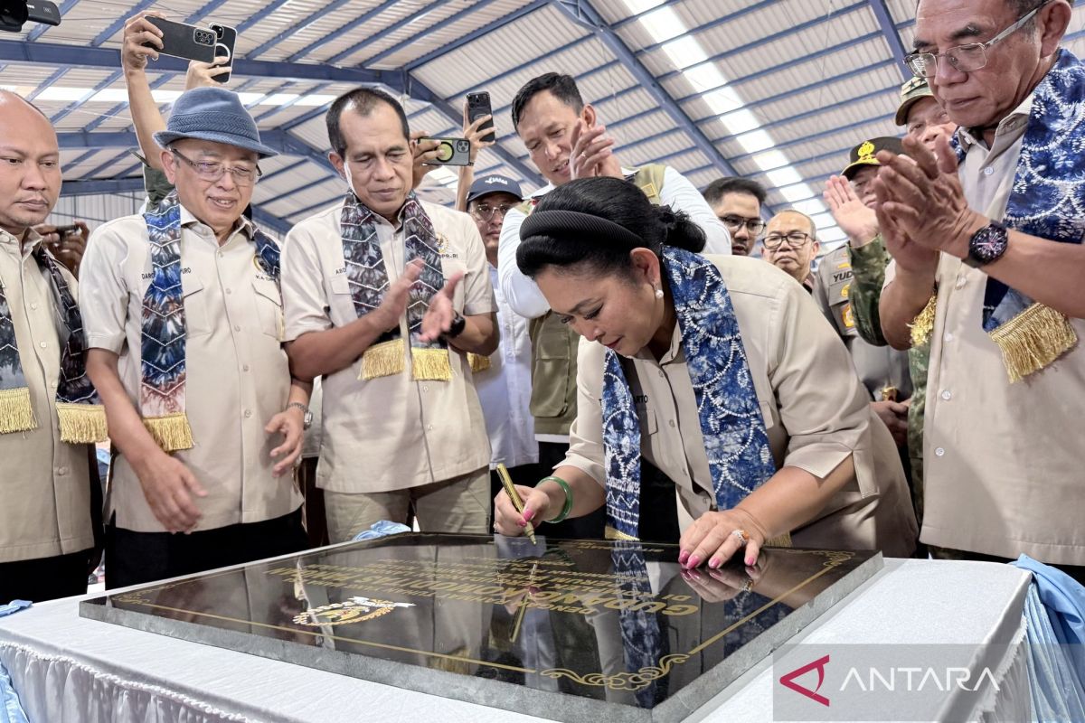 蒂蒂克·蘇哈托 (Titiek Soeharto) 為南加里曼丹省的布洛格倉庫 (Bulog Warehouse) 落成,以加強食品供應