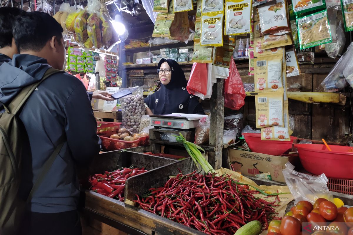 Harga cabai dan bawang di Pasar Kopro Jakbar menurun