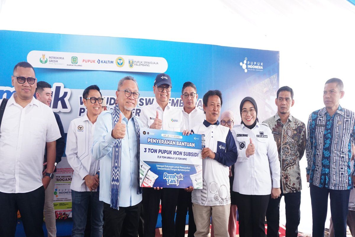 Menko Pangan serahkan bantuan tiga ton pupuk non-subsidi di Mamuju