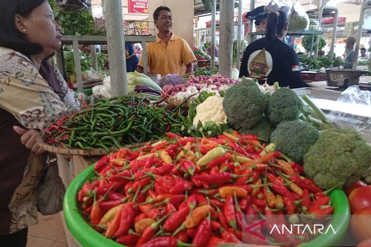 Kenaikan harga bawang merah di Purwokerto tertahan oleh harga cabai