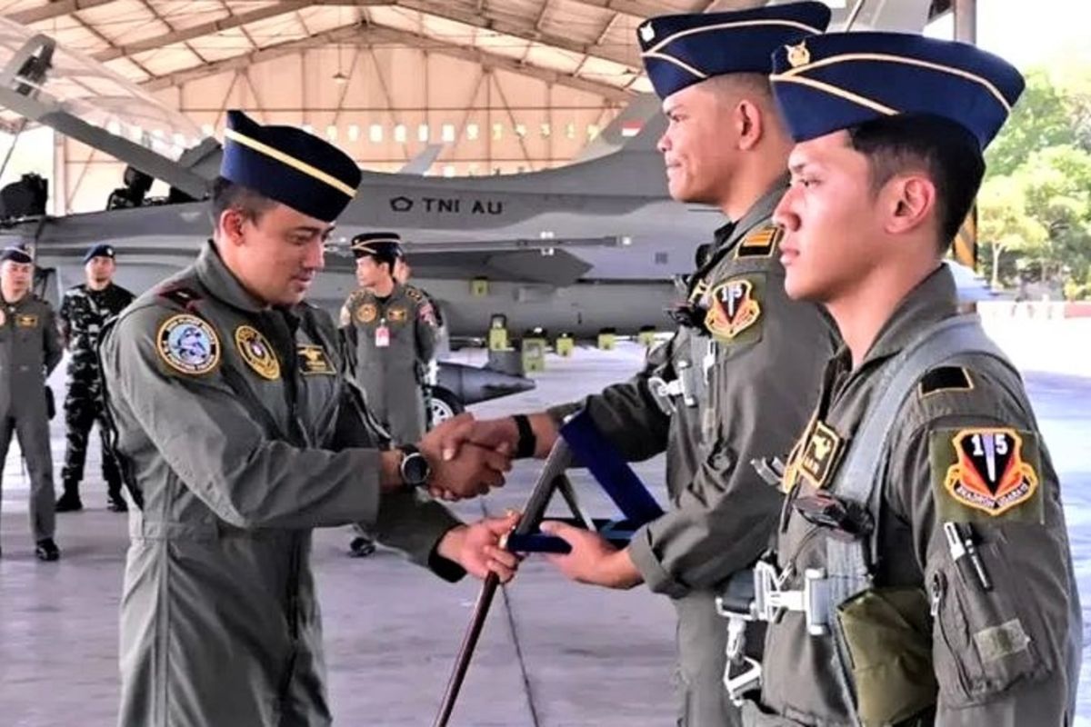 Danlanud Iswahjudi sematkan badge 1.000 jam terbang serta Hawk Sierra