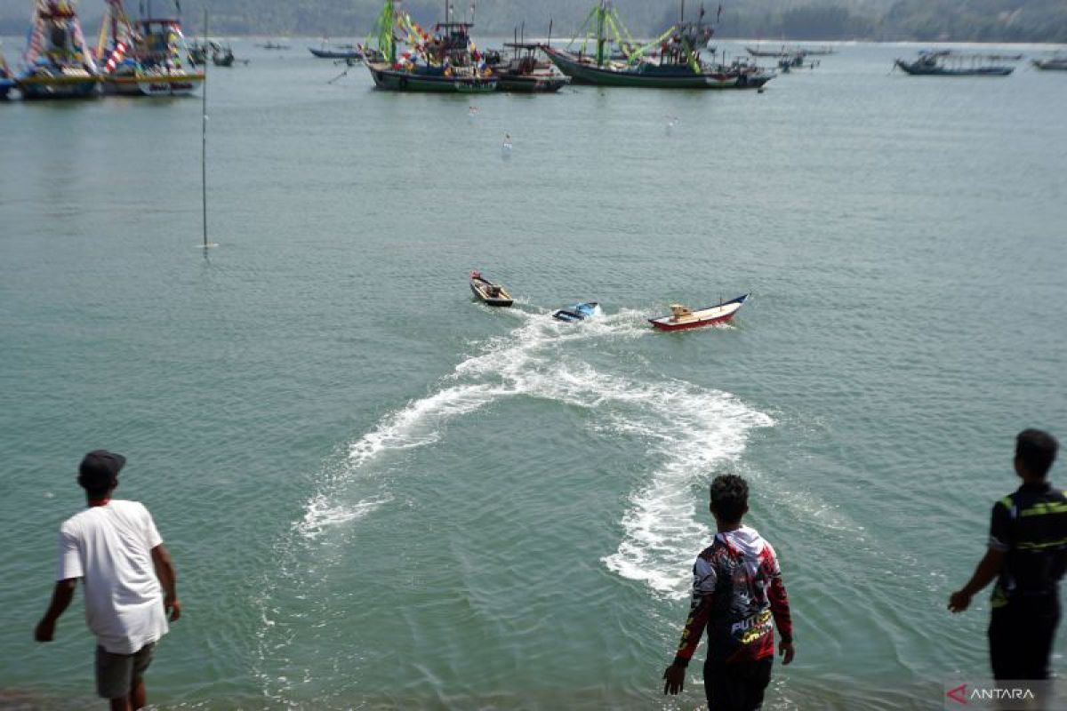 Lomba balap perahu miniatur