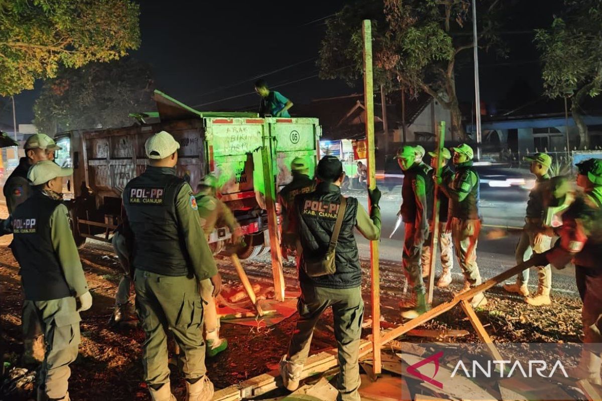 Pemkab Cianjur bongkar 23 bangunan liar di Jalan Bandung-Cianjur