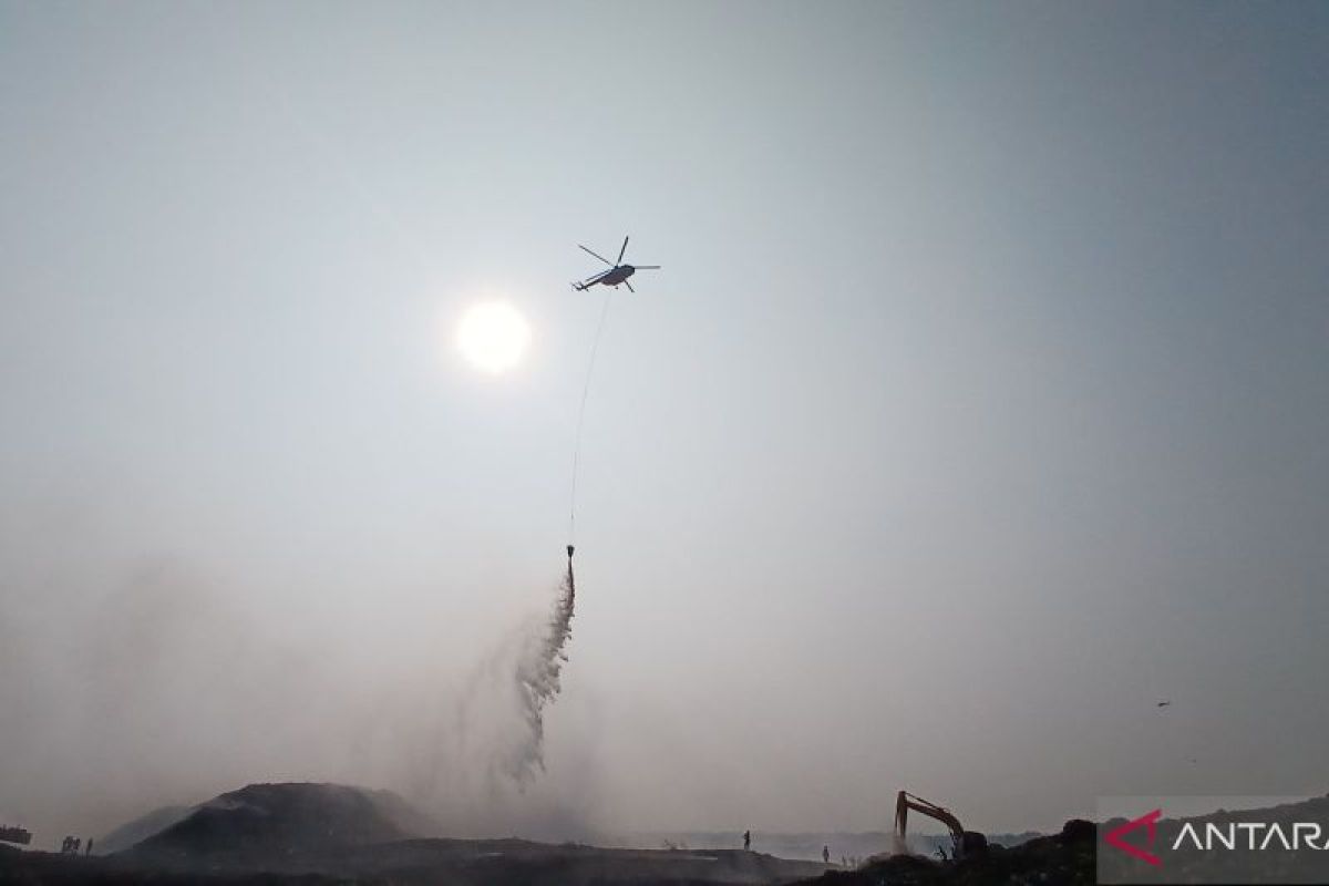 Pemerintah tambah dua helikopter guna atasi kebakatan TPA Jatiwaringin