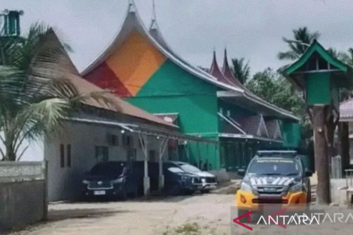 KPK geledah Balai milik Bupati Kuansing nonaktif dan rumah kadisbun