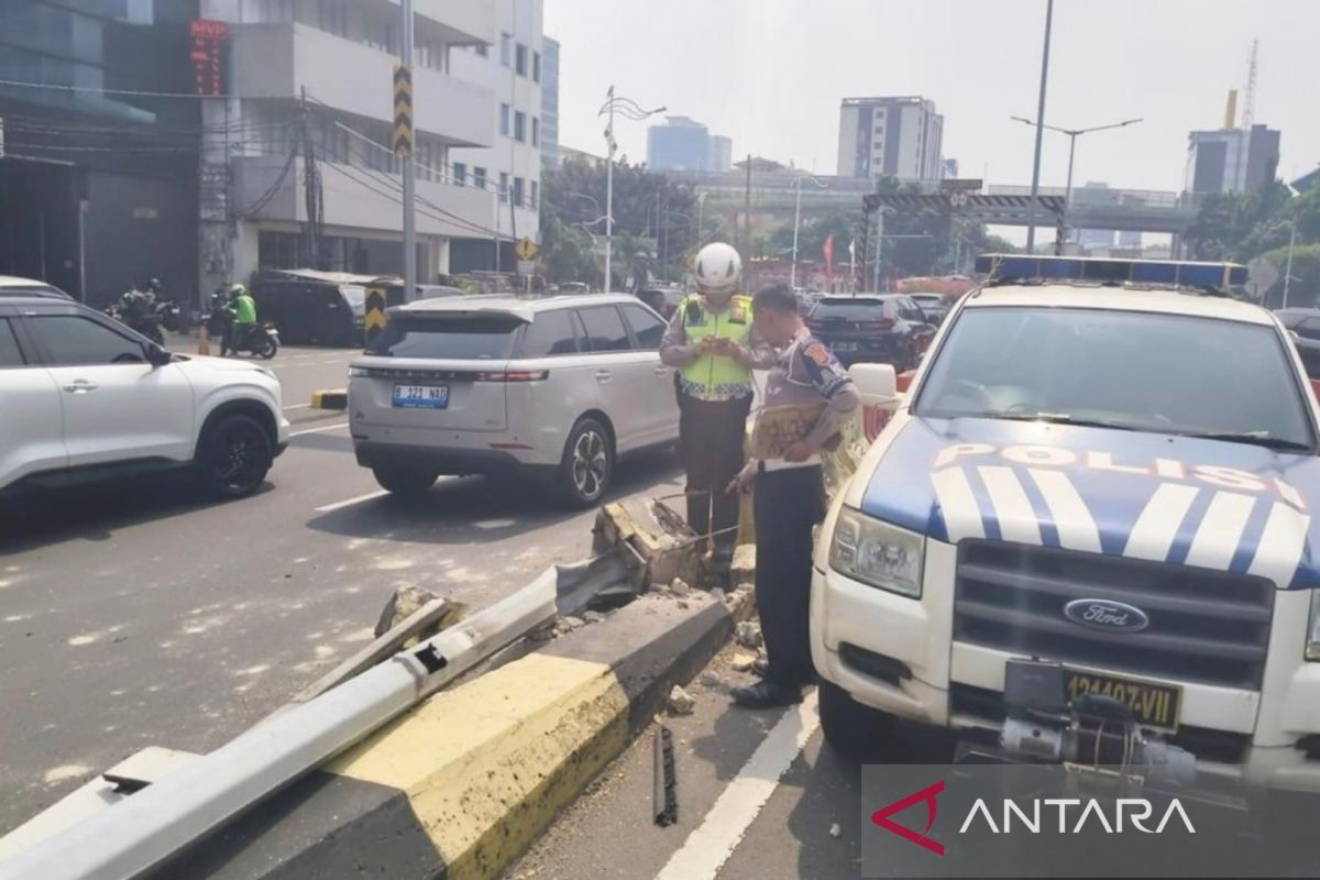 Ini kronologi mobil listrik hantam tiang PJU di Jalan Layang Antasari