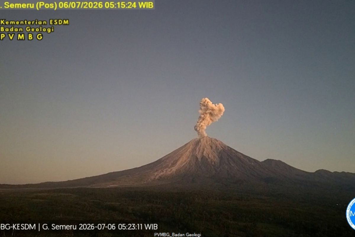 Gunung Semeru erupsi dengan tinggi letusan hingga 1 Km di atas puncak