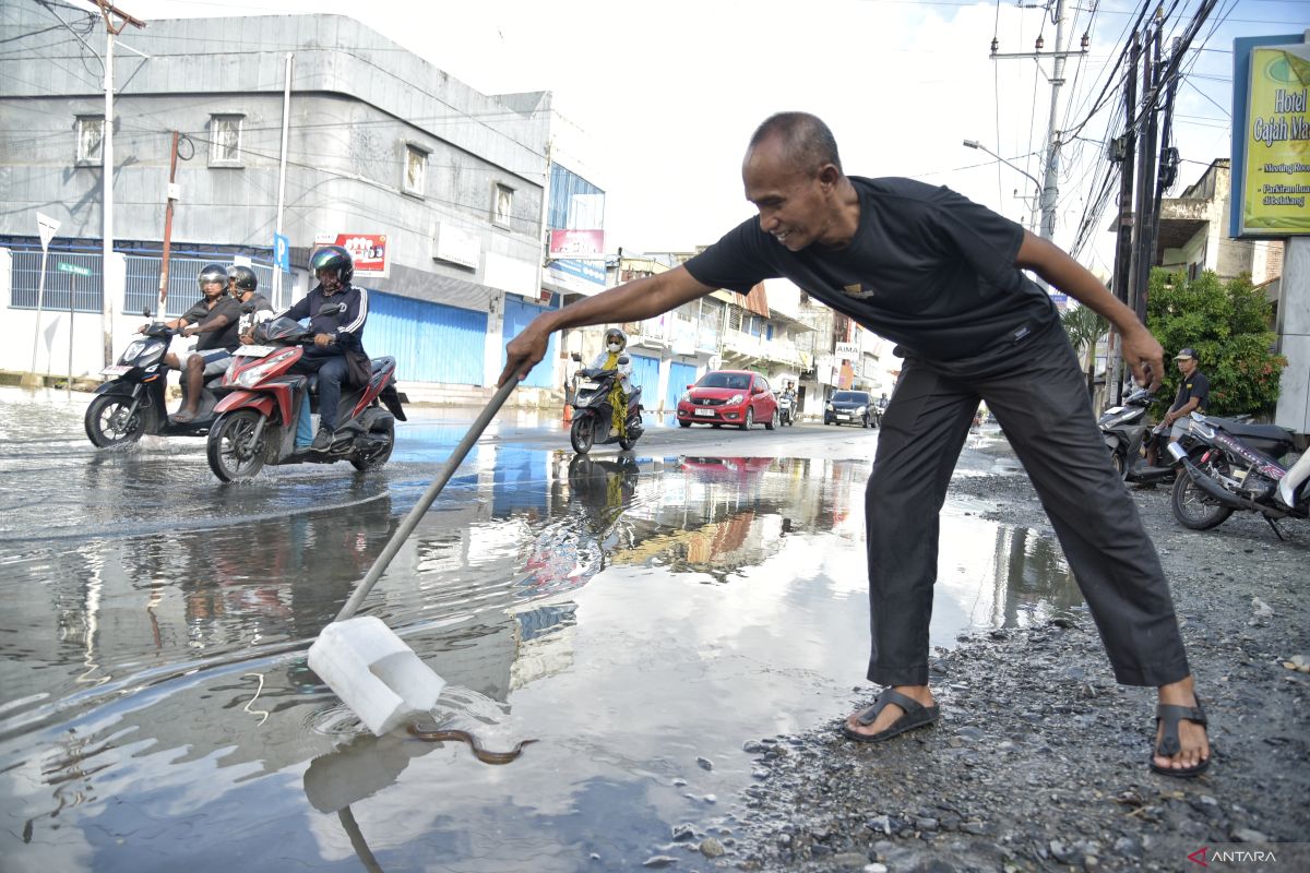 Genangan air akibat drainase tersumbat sampah di Kota Palu