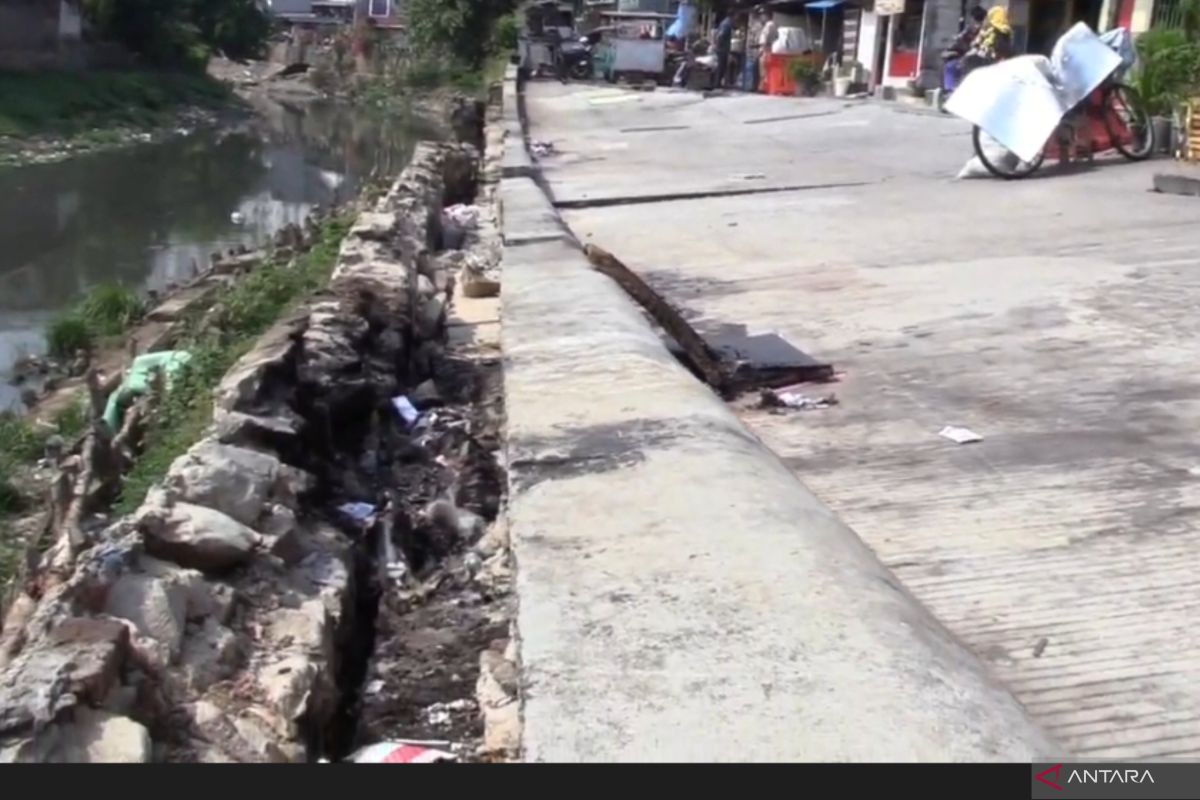 Warga keluhkan meluasnya jalan amblas di Pulo Gadung sejak April