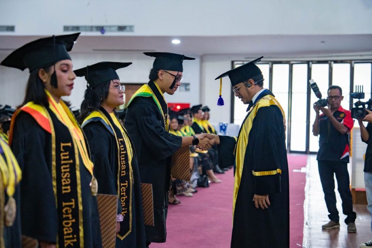 Rektor Undana ajak wisudawan gunakan AI tanpa tinggalkan karakter