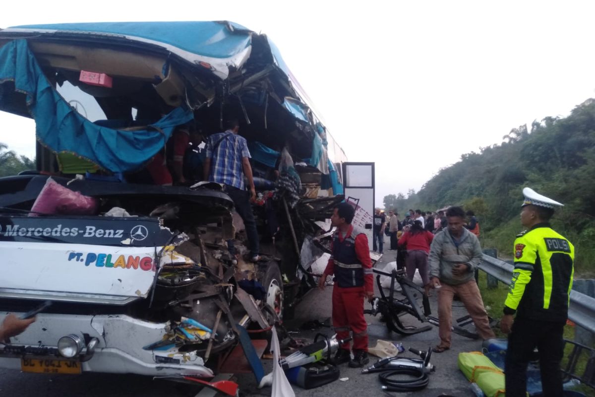 Kecelakaan bus di Tol Pekanbaru-Dumai tewaskan dua orang