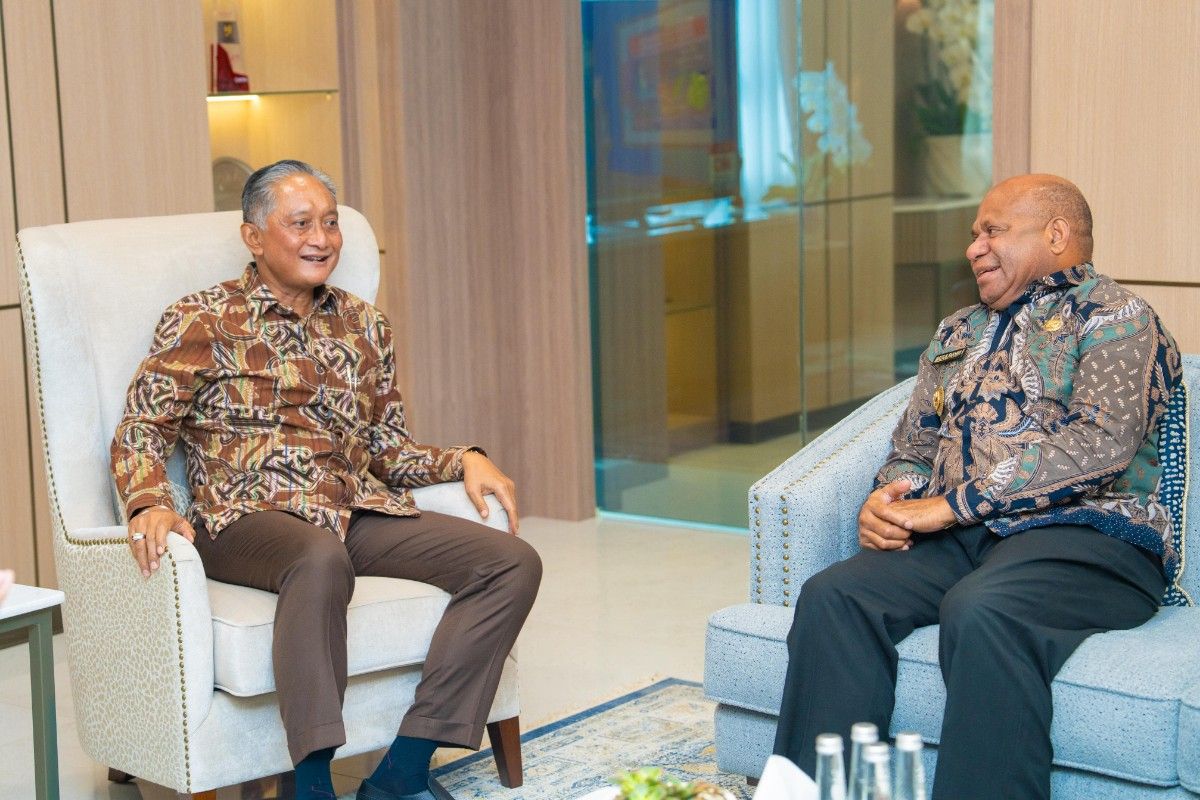 Gubernur Fakhiri usul percepatan pembangunan sembilan jalan strategis di Papua