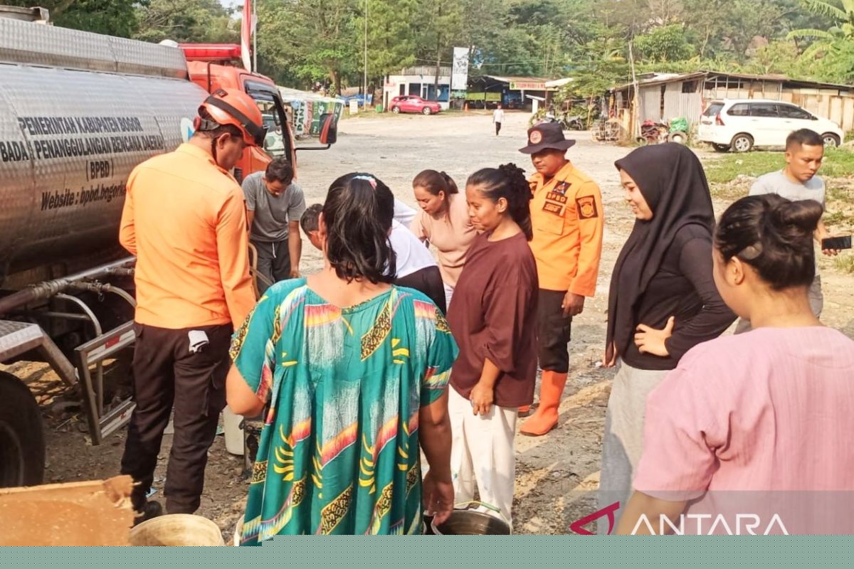 BPBD Bogor kirim 10.000 liter air untuk warga terdampak kekeringan