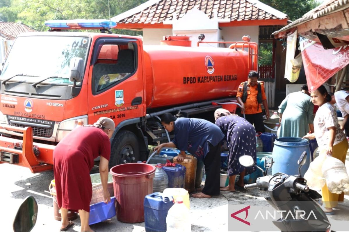 Tirta Bhagasasi pasok 20.000 liter air untuk warga terdampak kekeringan - ANTARA News Megapolitan