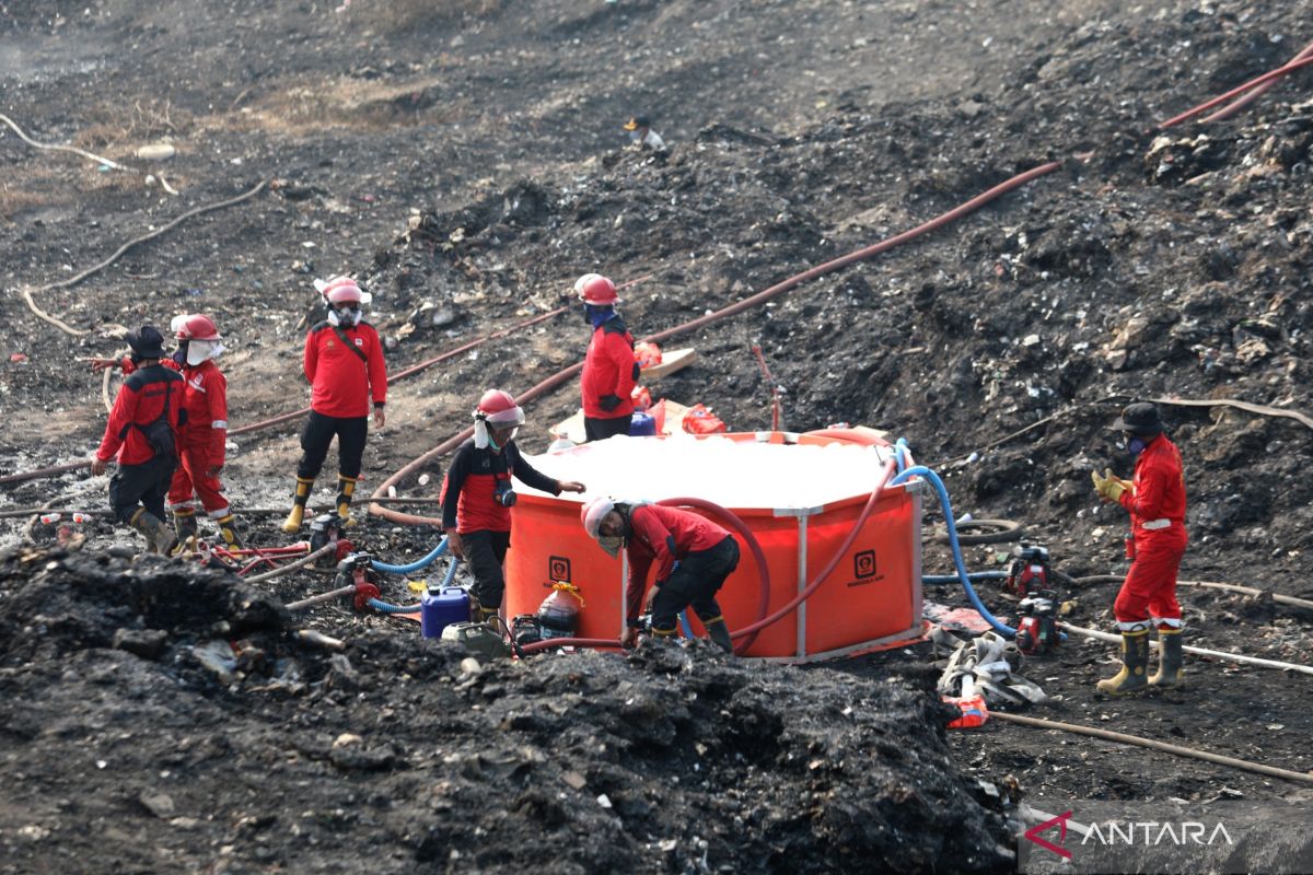 BNPB: 45 persen lahan terbakar di TPA Jatiwaringin berhasil dipadamkan