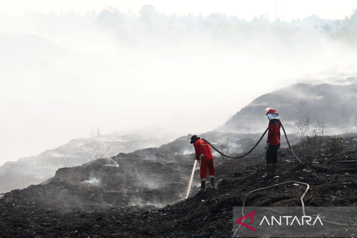 BNPB optimalkan pemadaman kebakaran TPA Jatiwaringin hingga malam