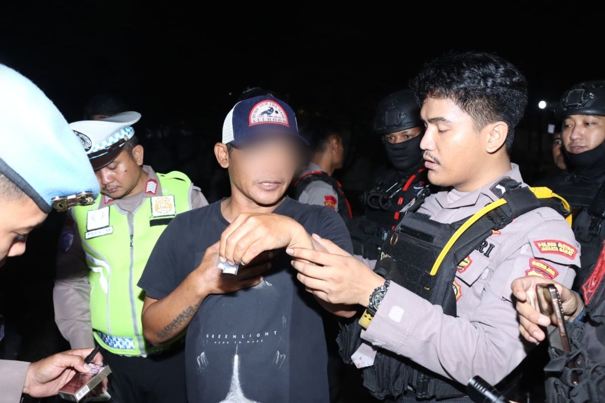 Polres Jakbar ringkus dua pria yang bawa sabu dan obat keras
