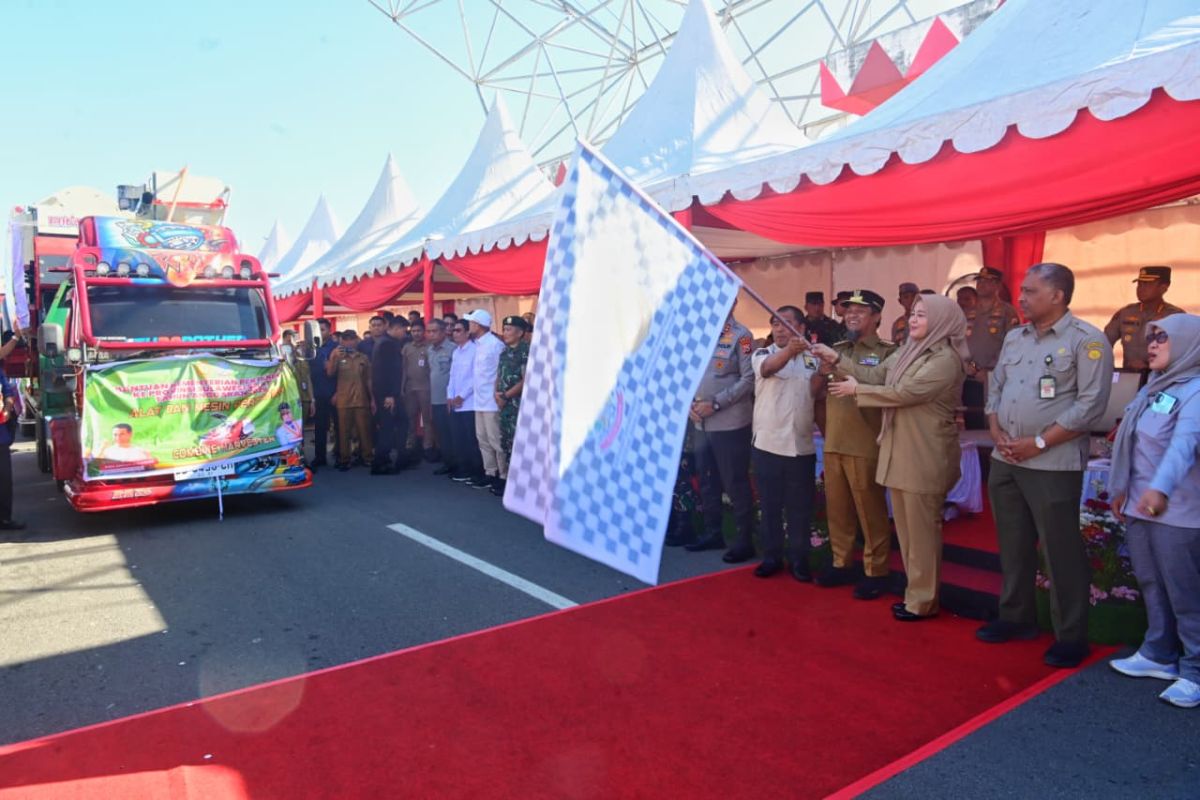 Gubernur Sulsel salurkan bantuan bibit dan alsintan Kementan