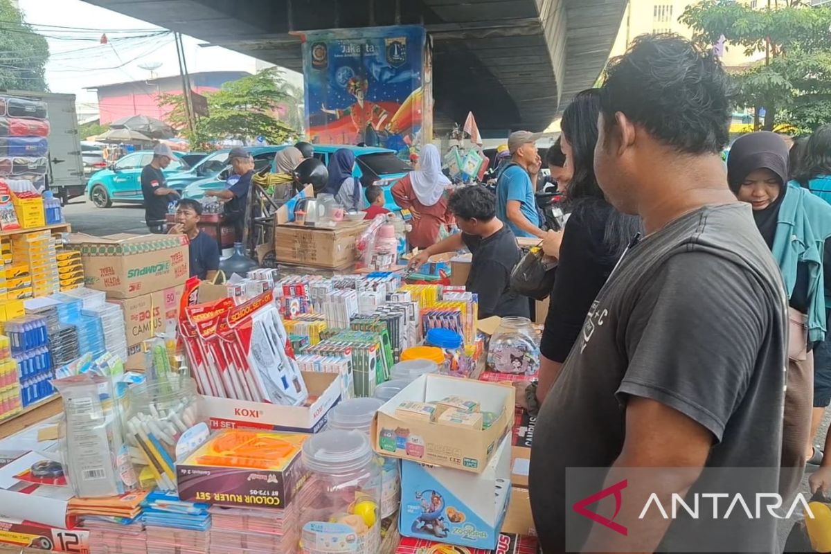 Pedagang alat tulis Pasar Asemka Jakbar keluhkan omzet turun 20 persen