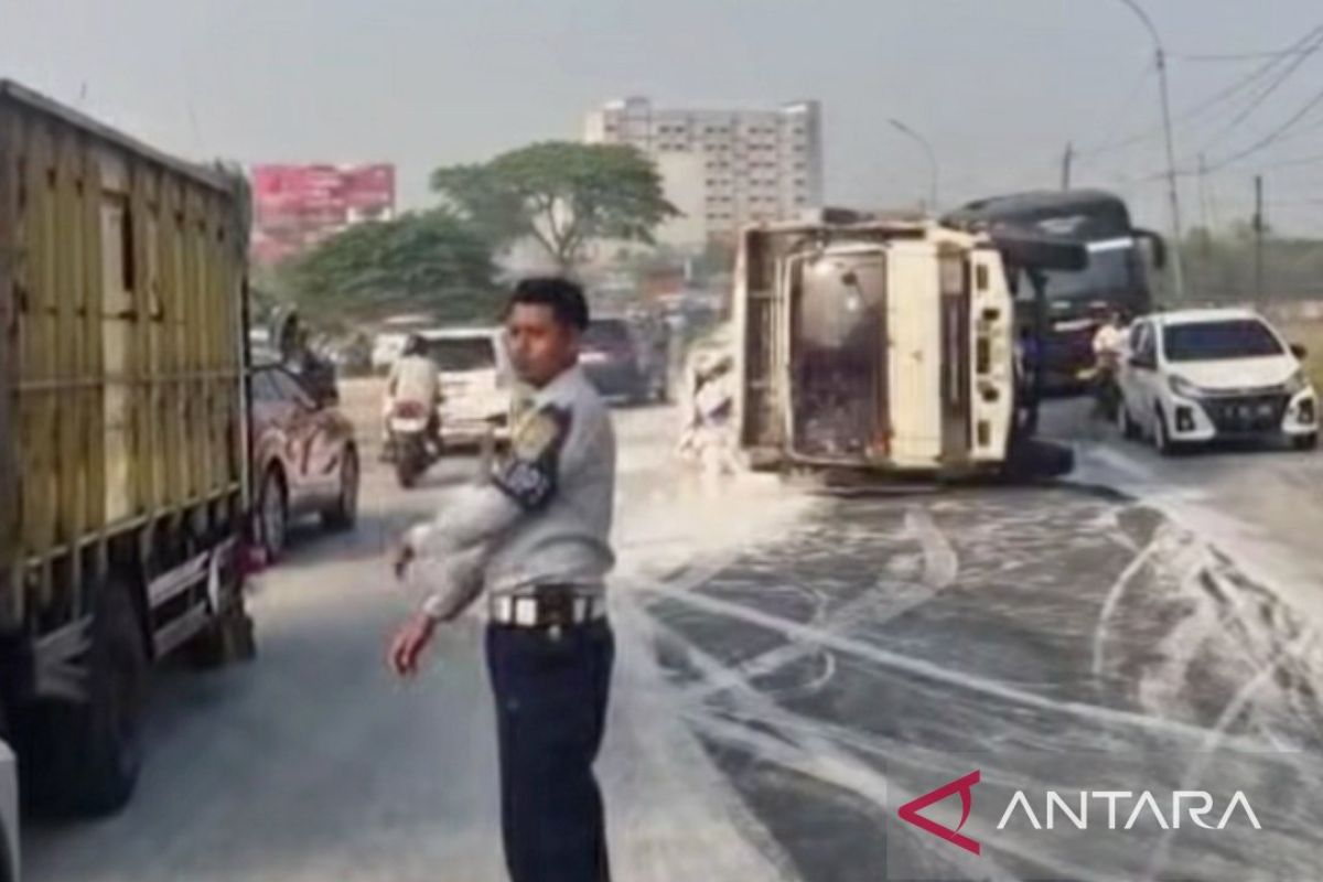 Jalan bergelombang, truk trailer terguling di akses GT Karawang Barat