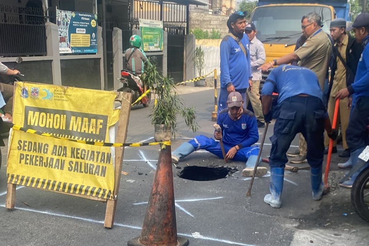 Jalan Assirot di Kebon Jeruk Jakbar ditutup sebagian karena amblas