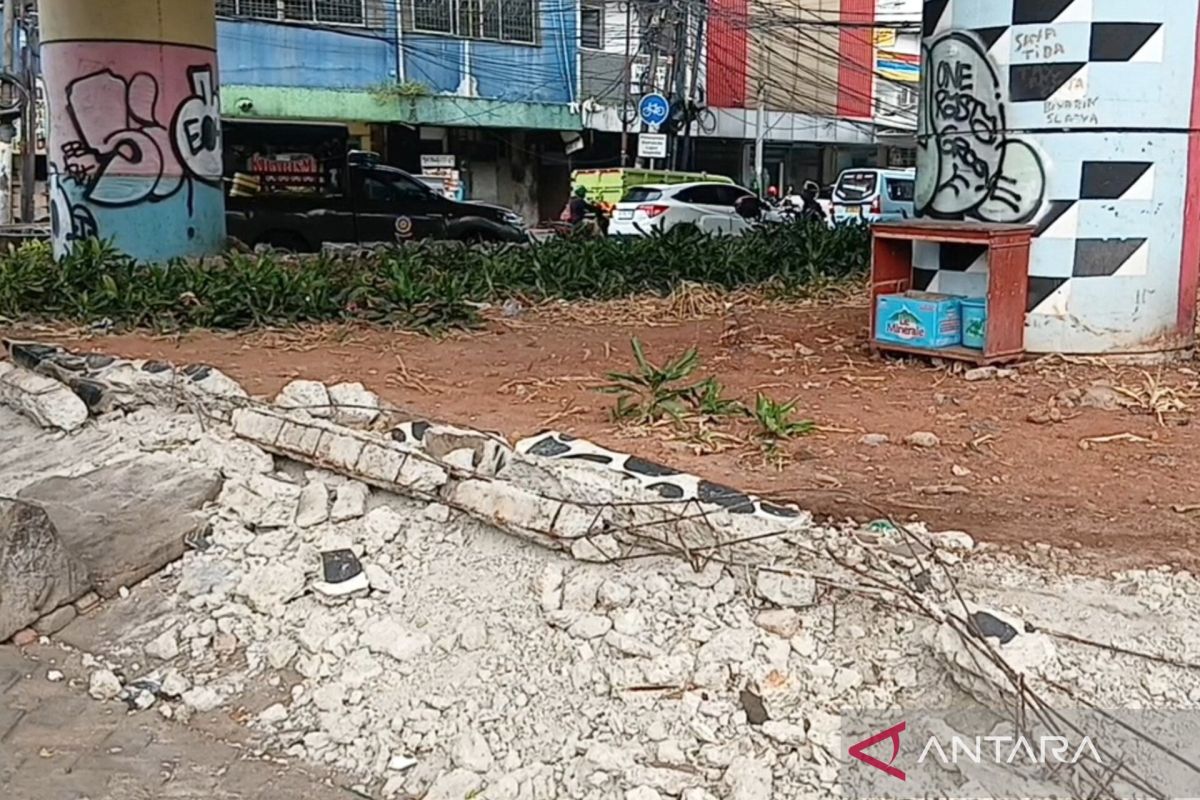Pagar besi taman flyover Kampung Melayu raib digondol pencuri
