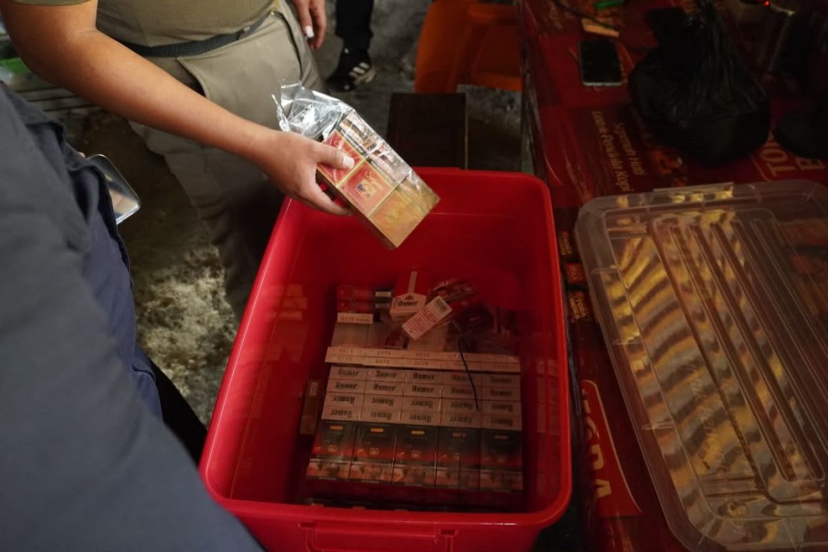 Pemkab Lamongan-Bea Cukai sita 9.108 batang rokok ilegal