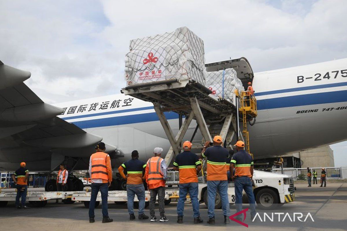 Kiriman pertama bantuan korban gempa dari China tiba di Venezuela