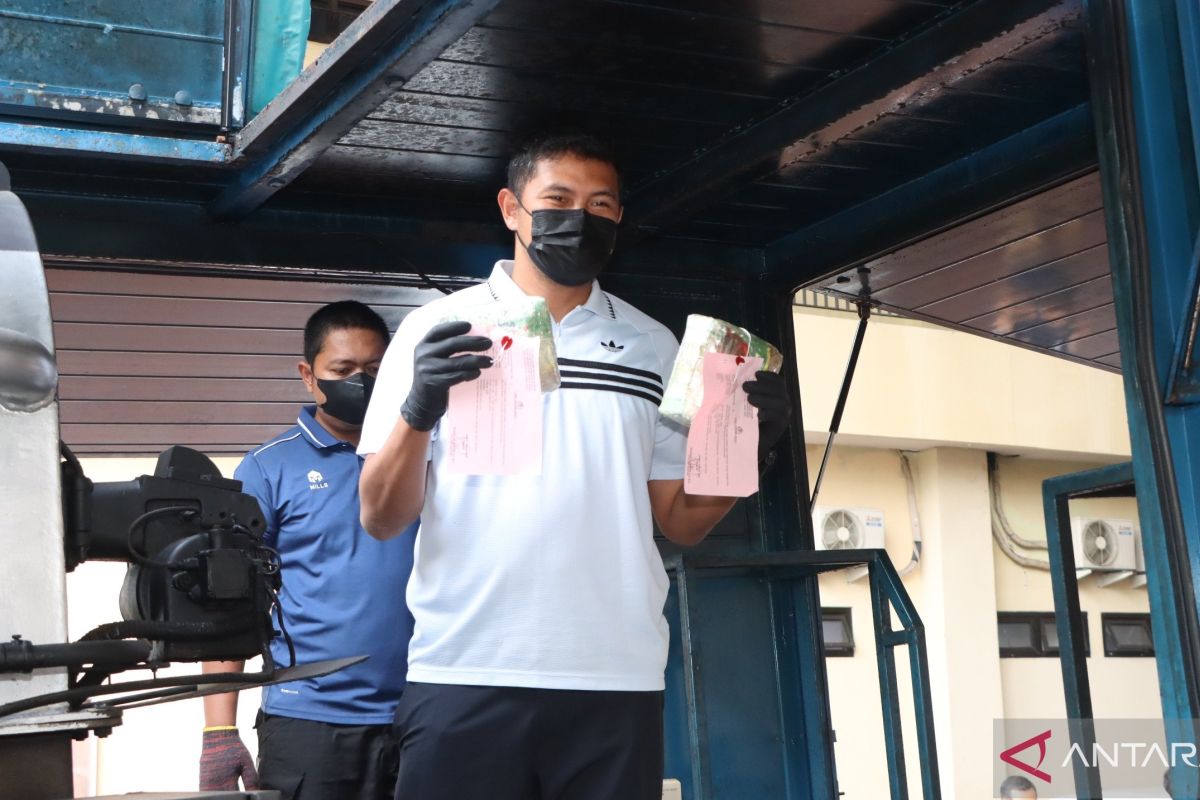 Polres Jakpus musnahkan 28,3 kg ganja dan 3,3 kg sabu