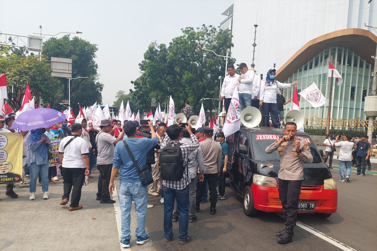 Massa pendukung MBG alihkan aksi ke Kantor Badan Gizi Nasional