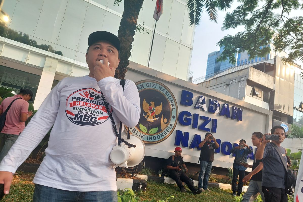 Massa pendukung MBG sampaikan orasi di depan Kantor BGN