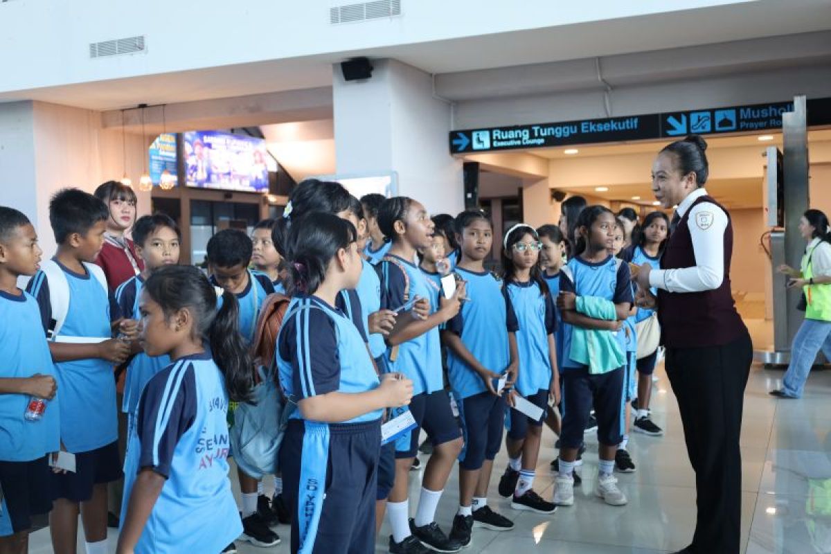 Bandara Sentani kenalkan dunia kebandarudaraan bagi generasi muda