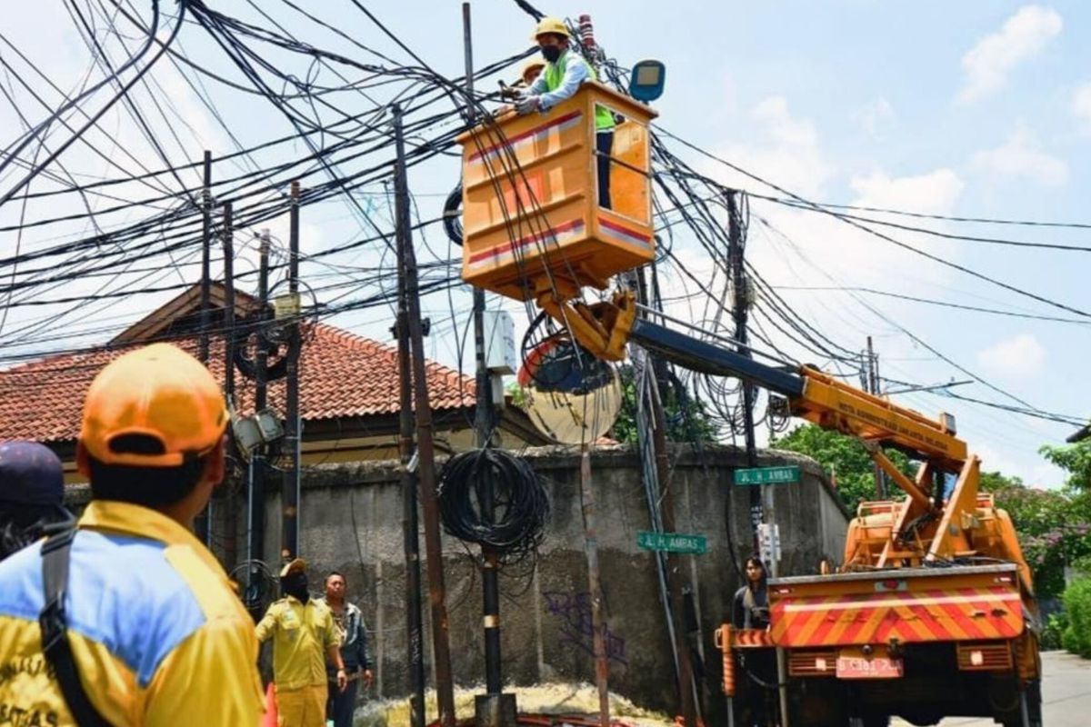 Kabel Menjuntai di Jalan Widya Chandra VIII, Jakarta Selatan: Ancaman Keselamatan yang Terabaikan?