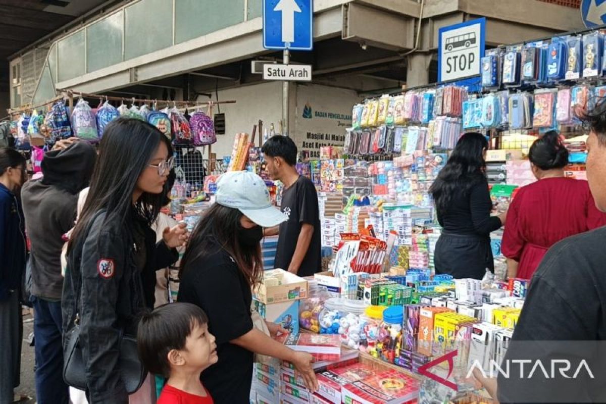 Jelang tahun ajaran baru, warga berburu alat tulis di Pasar Asemka