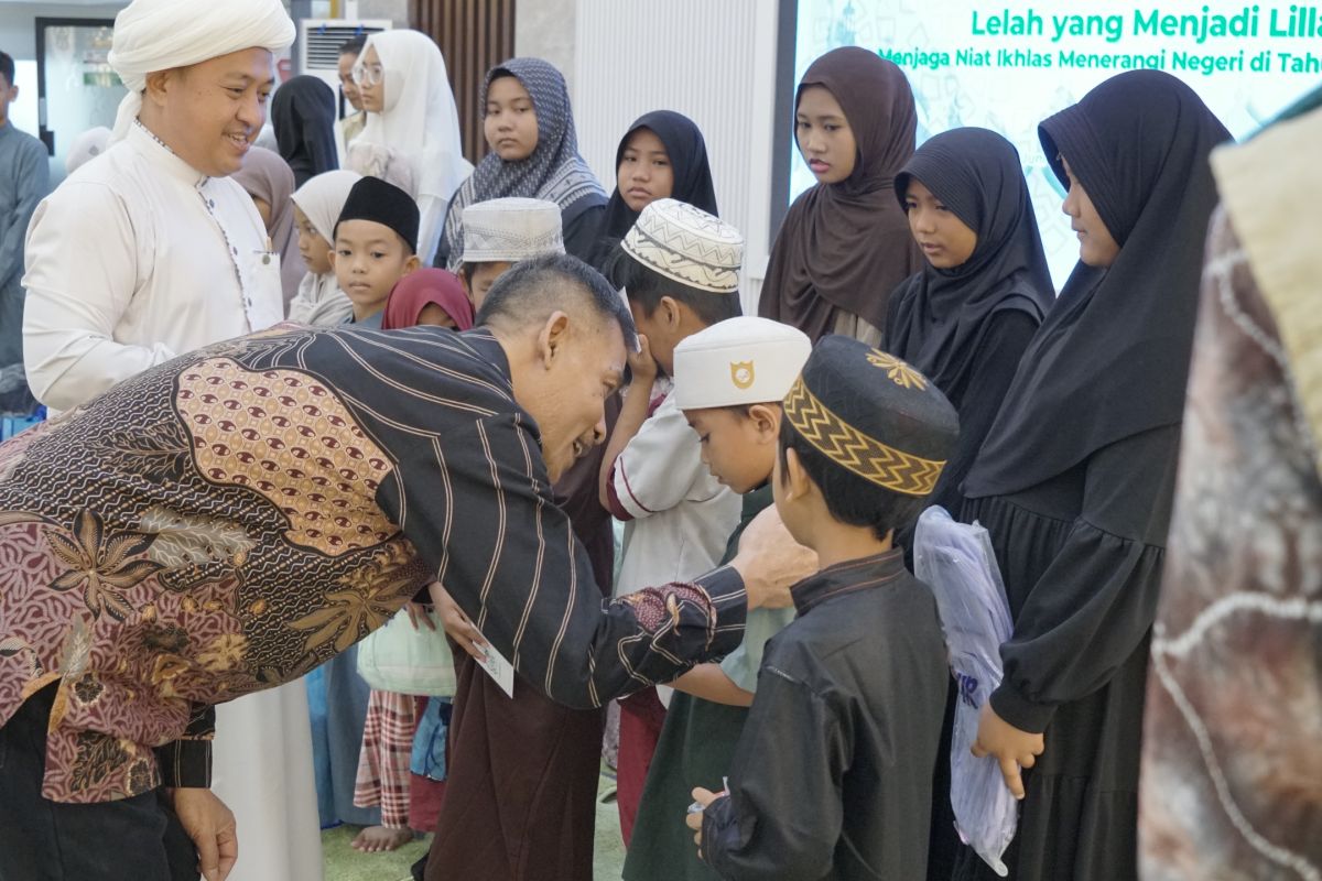 YBM PLN berbagi kado harapan bagi anak yatim-dhuafa