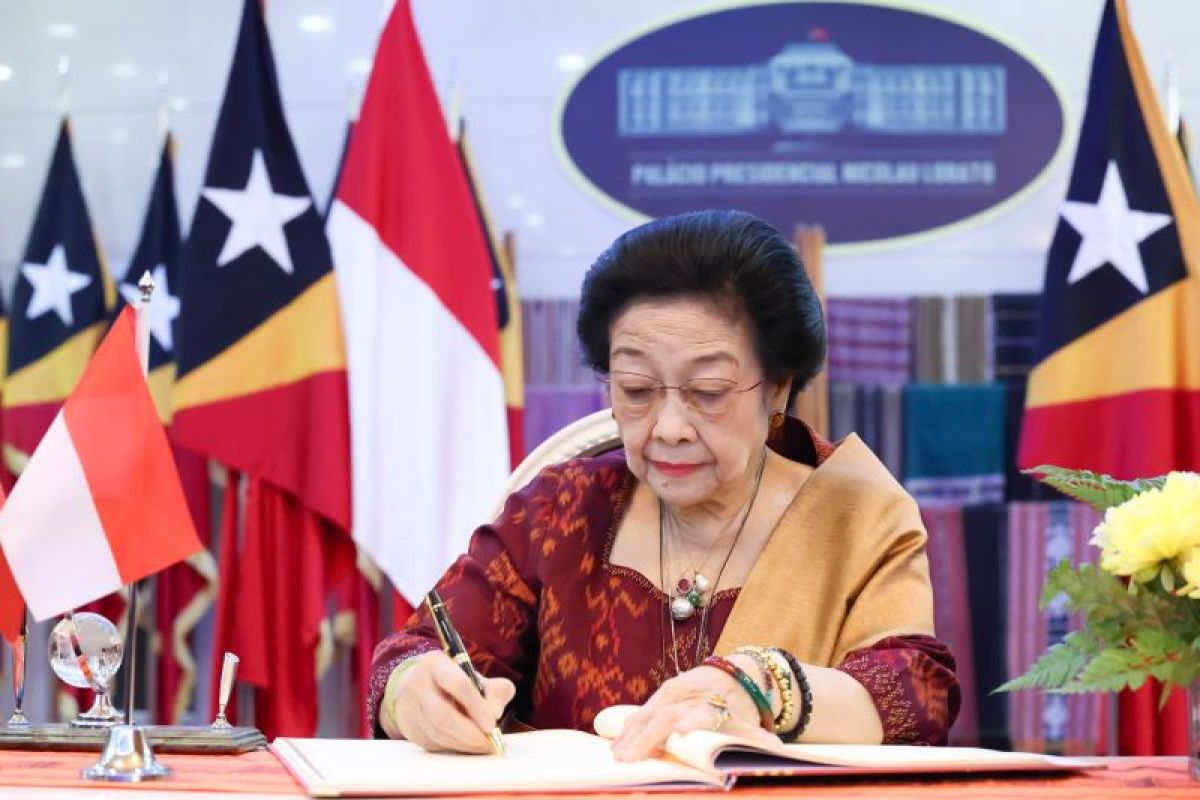 Megawati goreskan pesan persahabatan di buku tamu Istana Dili