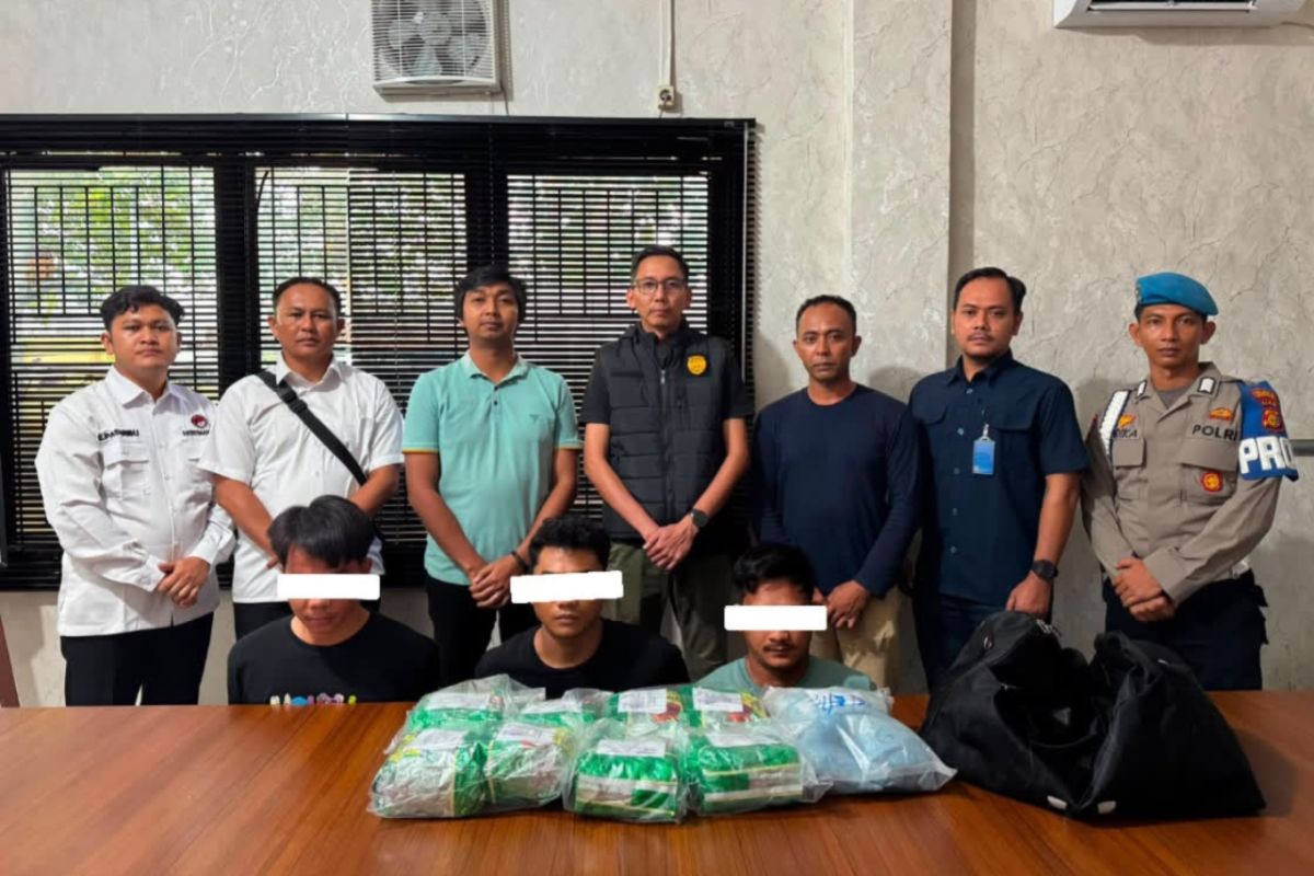 Operasi Gagap atau Operasi Cerdas? Polres Bengkalis Sita 8 Kg Sabu, Tapi Tiga Tersangka Tes Urine Negatif—Apa yang Tersembunyi di Balik 'Barang Bukti' Ini?