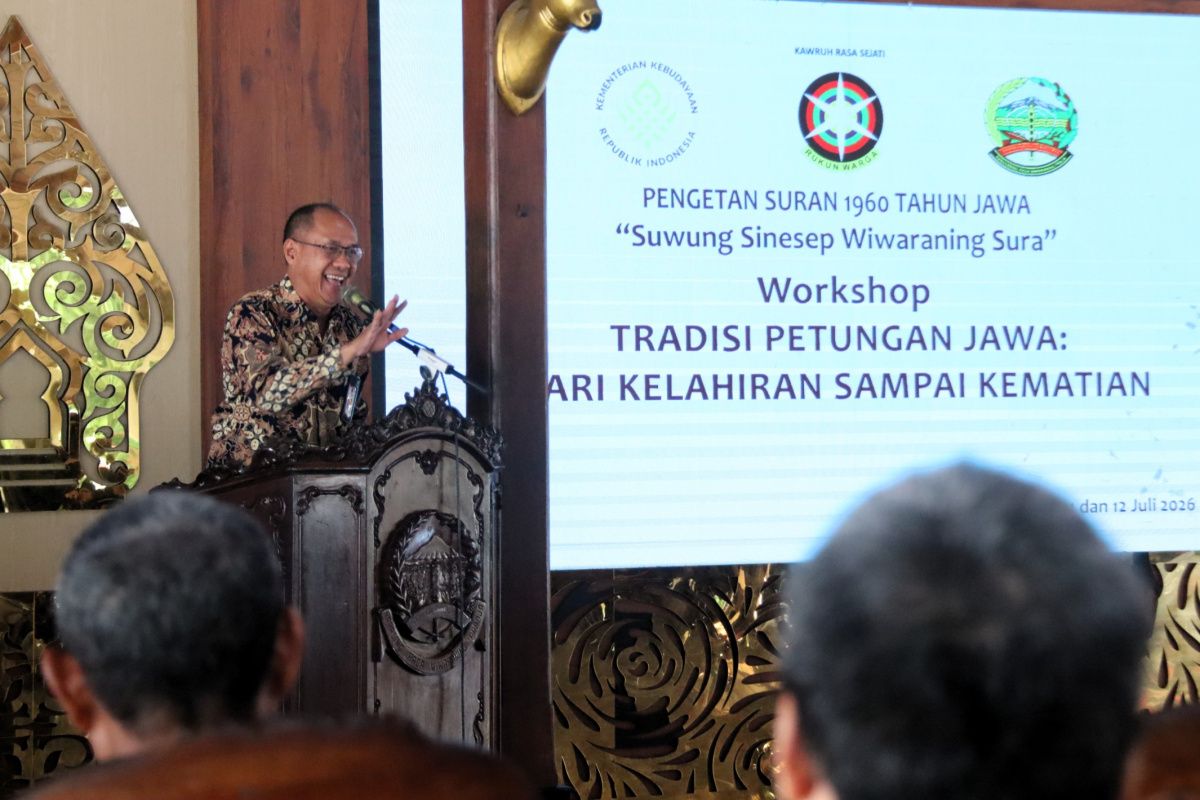 Bupati Banyumas mengajak generasi muda lestarikan tradisi petungan Jawa