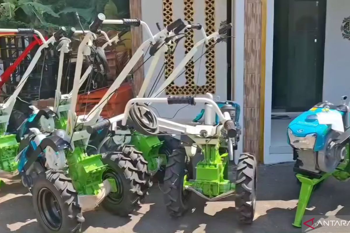 Sumedang Dorong Produktivitas Pertanian dengan Bantuan 16 Traktor
