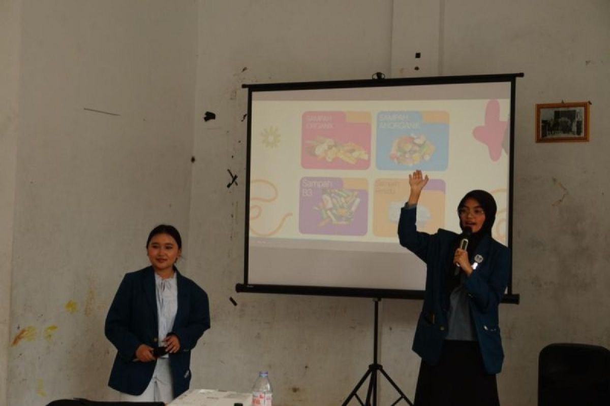 Mahasiswa Prodi Bahasa Asing Terapan SV Undip edukasi lingkungan untuk anak Panti Asuhan Manarul Mabrur Semarang