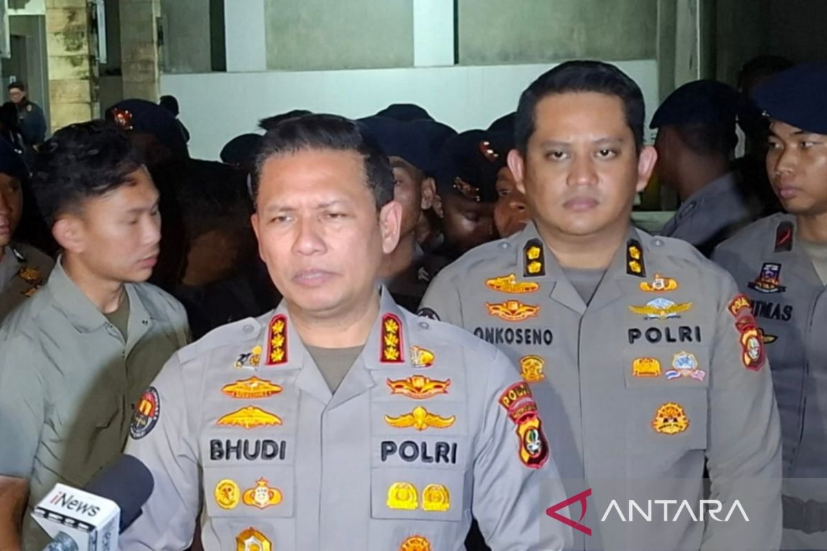Ruko Kosong Jadi Markas Rahasia? Polisi Geledah Lokasi ke-13, Sita Dokumen & Komputer, Lantai 3 Ditembus Paksa!