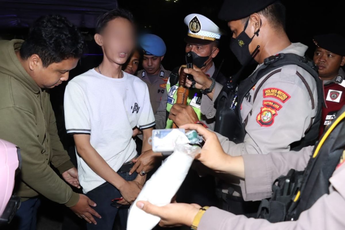 Polres Jakbar ringkus dua pelaku narkoba bersenjata tajam di Tambora